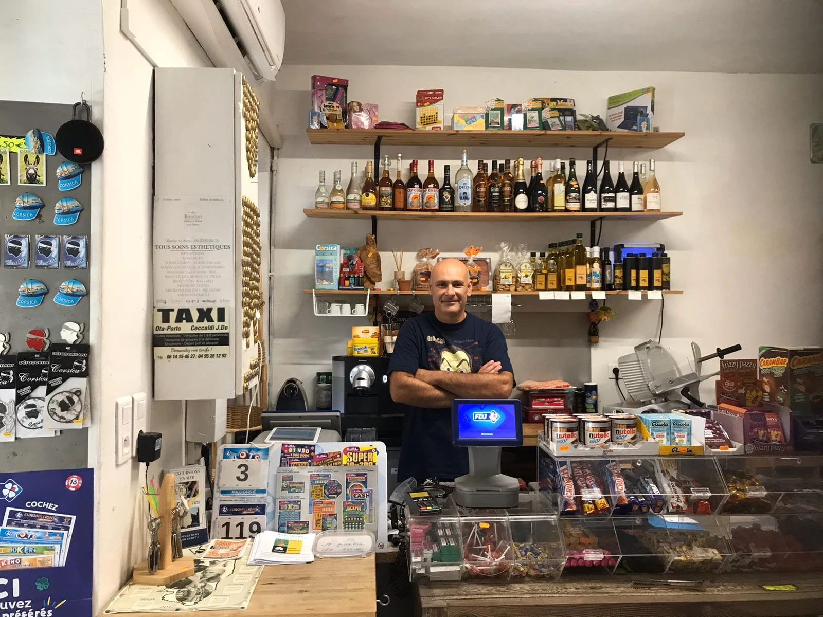 Derrière le comptoir, U Mercatellu d'Ota