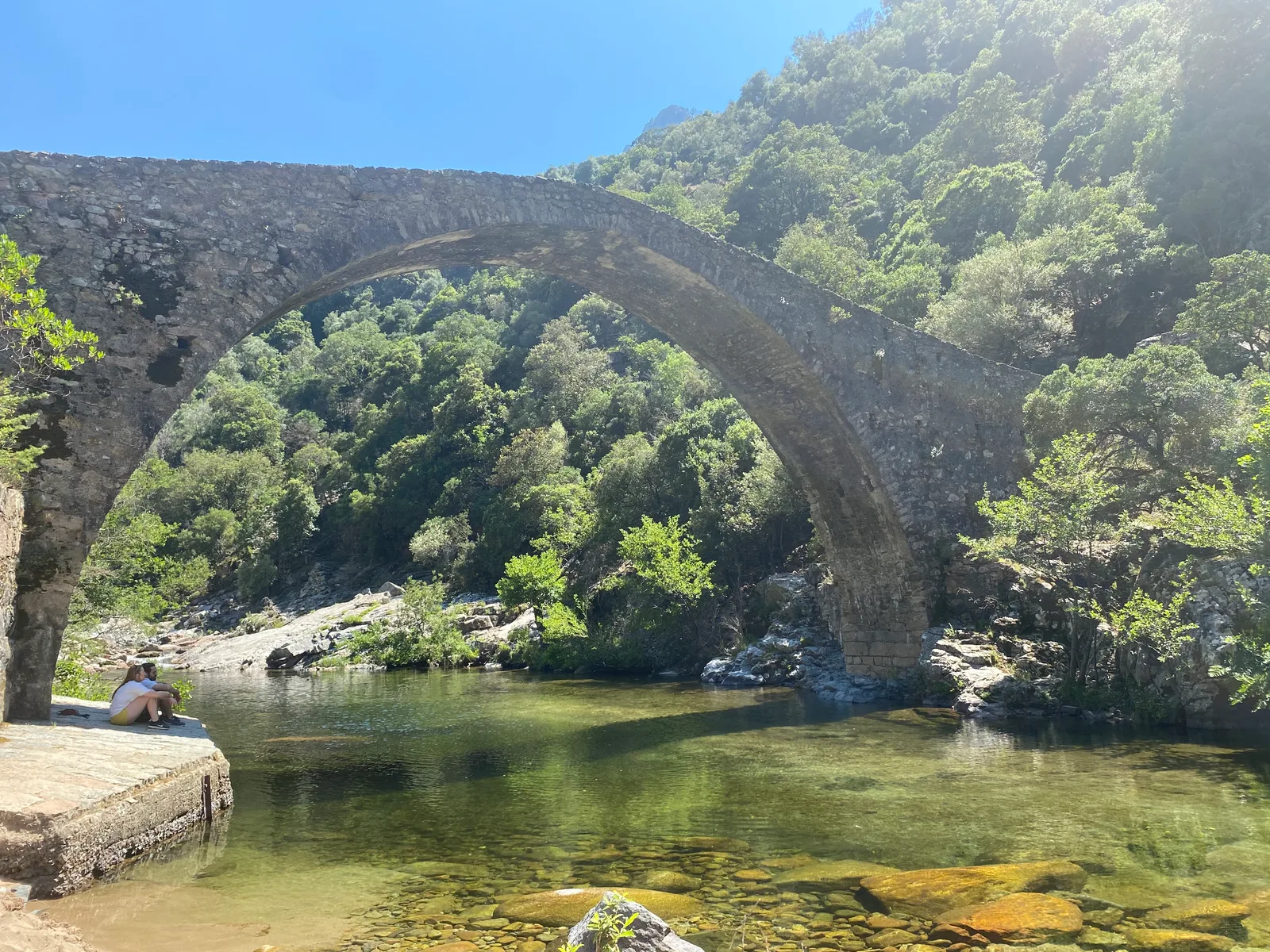 Pont génois d'Ota au lever du jour, brume sur l'Onca, pierres ocre éclairées